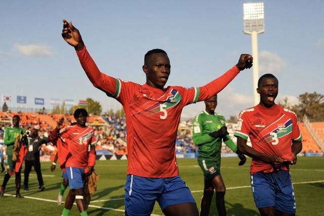 Pemain Gambia, Dembo Saidykhan (tengah) dan Mamin Sanyang (kanan) merayakan gol saat melawan Prancis dalam pertandingan Piala Dunia U-20 2023 Grup F di Malvinas Argentinas Stadium, Mendoza, Argentina, pada Jumat (26/5). Foto: AFP/Andres Larrovere