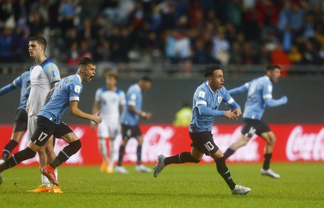 Franco Gonzalez merayakan gol pertama Uruguay saat melawan Inggris dalam pertandingan Piala Dunia U-20 2023 Grup E di Estadio Unico Diego Armando Maradona, La Plata, Argentina, pada Jumat (26/5). Foto: Matias Baglietto/REUTERS