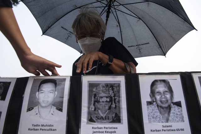 Anggota Jaringan Solidaritas Korban untuk Keadilan (JSKK) melakukan Aksi Kamisan ke-774 di seberang Istana Merdeka, Jakarta, Kamis (25/5/2023). Foto: ANTARA FOTO/Sigid Kurniawan