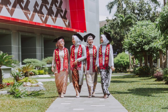 Ilustrasi Ucapan Selamat Wisuda Islami. Foto: Pexels/Muhammad Renaldi.