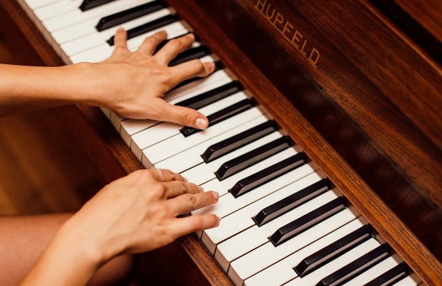 Ilustrasi cara bermain piano. Sumber: Pexels