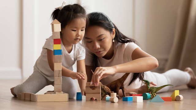 Ilustrasi kedekatan orang tua dan anak. Foto: fizkes/Shutterstock