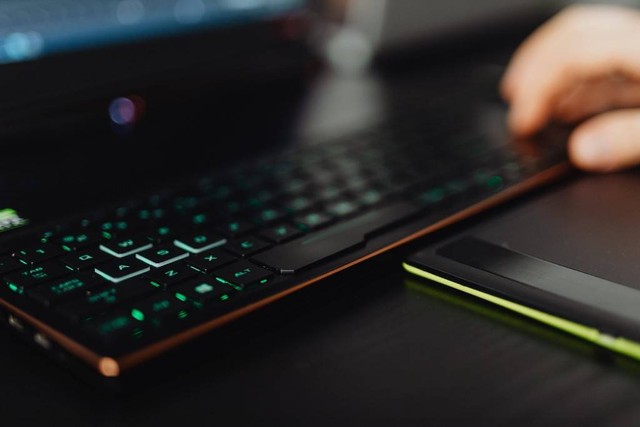 Ilustrasi cara mematikan lampu keyboard laptop ASUS. Foto: pexels