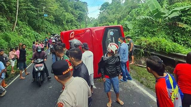 Kecelakaan bus rombongan wanita kaum ibu GMIM asal Kota Bitung di ruas jalan Karis, Desa Leilem dan Sonder, Kabupaten Minahasa, Jumat (26/5)