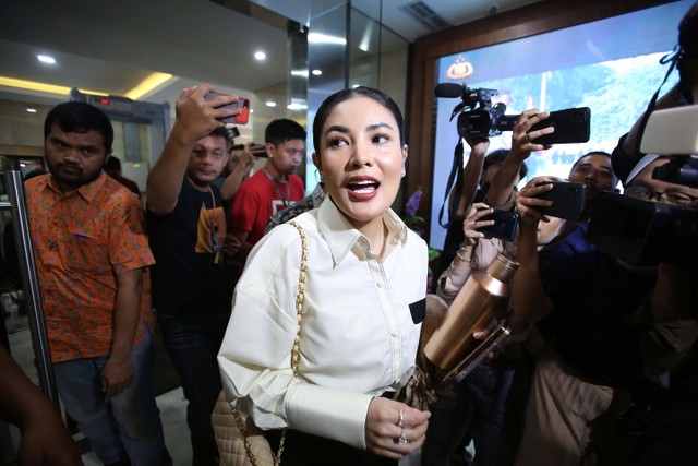 Penyanyi Nindy Ayunda memenuhi panggilan pemeriksaan terkait kasus senjata api ilegal milik Dito Mahendra di Mabes Polri, Jakarta, Jumat, (26/5/2023). Foto: Agus Apriyanto