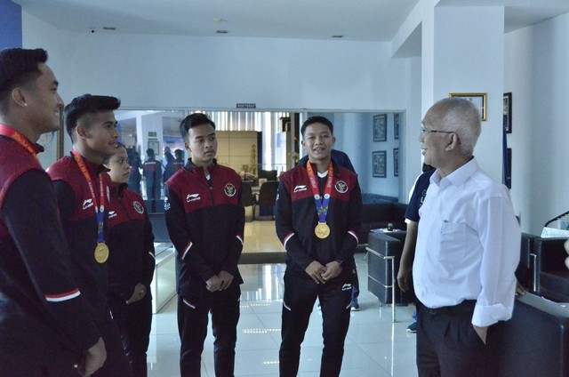 Rektor Udinus, Prof.Dr.iR. Edi Noersasongko, M.Kom saat mendengarkan cerita para atlet di SEA Games 2023