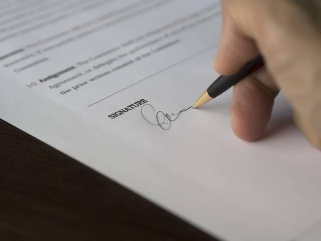 Ilustrasi menandatangani perjanjian kerja. Foto: Pixabay.com