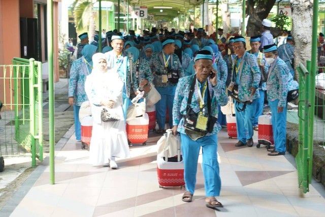 Jemaah haji di Asrama Haji Embarkasi Surabaya (AHES) sedang bersiap menuju Bandara Juanda. Foto: Humas Kemenag Jatim