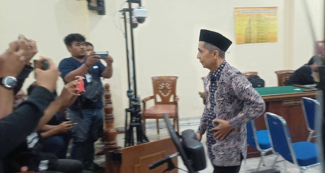 Mantan Rektor Universitas Lampung Karomani usai menjalani sidang pembacaan vonis di PN Tanjung Karang, Bandar Lampung pada Kamis (25/5) malam. | Foto : Galih Prihantoro/ Lampung Geh