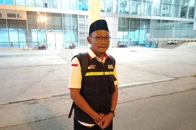 Ahmad Fikri, petugas haji Bandara Madinah. Ayahandanya meninggal di Indonesia saat dia bertugas melayani jemaah haji. Foto: Dok. MCH 2023