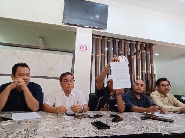 Konferensi pers pihak Bukhori Yusuf terkait kasus KDRT istri kedua di kawasan Kuningan, Jakarta Selatan, Jumat (26/5). Foto: Zamachsyari/Kumparan