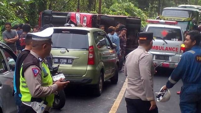 Proses evakuasi korban kecelakaan bus yang berisi rombongan Wanita Kaum Ibu GMIM asal Kota Bitung.