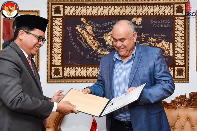 Pak Bechir saat menerima Sertifikat Primaduta Awards (Foto: Dokumentasi KBRI Tunis).