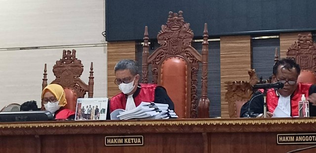 Ketua majelis hakim Lingga Setiawan saat membacakan surat putusan mantan Rektor Universitas Lampung Karomani. | Foto : Galih Prihantoro/ Lampung Geh