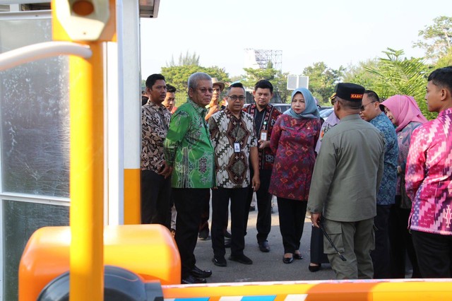 Pemprov Kalbar dan Perusda Aneka Usaha meresmikan pintu parkir di kawasan olahraga Gelora Khatulistiwa Pontiana. Foto: Dok Adpim Pemprov Kalbar