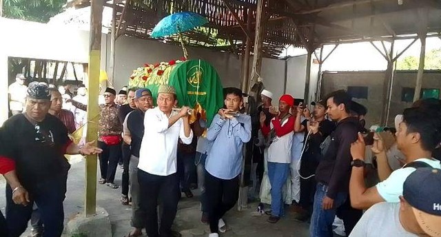 Prosesi pemakaman Casinih, ibu dari Anggota DPR Bambang Hermanto yang pembantunya. Foto: Dok. Istimewa