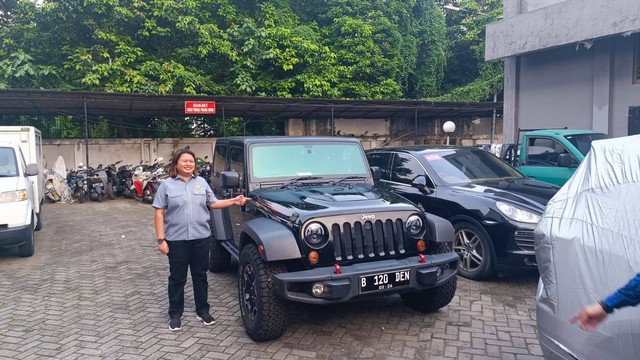 Penampakan mobil Rubicon barang bukti kasus penganiayaan David Ozora oleh Mario Dandy dan Shane Lukas di Kejari Jakarta Selatan.  Foto: Thomas Bosco/kumparan