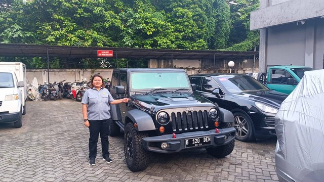 Penampakan mobil Rubicon barang bukti kasus penganiayaan David Ozora oleh Mario Dandy dan Shane Lukas di Kejari Jakarta Selatan.  Foto: Thomas Bosco/kumparan