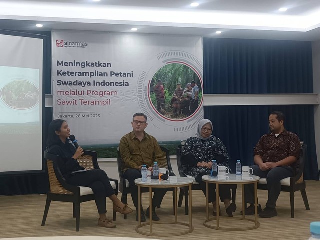 Head of Sustainability and Strategic Projects Sinar Mas Agribusiness and Food Gotz Martin, Senior Expert for Traceability and Responsible Sourcing Sinar Mas Agribusiness and Food Wahyu Wigati Wijayanti, dan Country Director Yayasan IDH Nassat Idris.  Foto: Ghinaa Rahmatika/kumparan