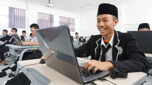 Ilustrasi Mondok Sambil Kuliah. Foto: ShutterStock