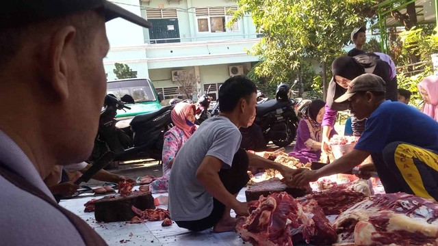 Suasana pemotongan dan  penimbangan daging kurban tahun 2022 lalu