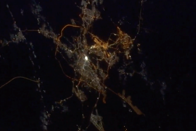 Astronaut Rayyanah Barnawi memperlihatkan Kota Makkah dan Masjidil Haram yang bercahaya dari luar angkasa . Foto: Twitter/@Astro_Rayyanah