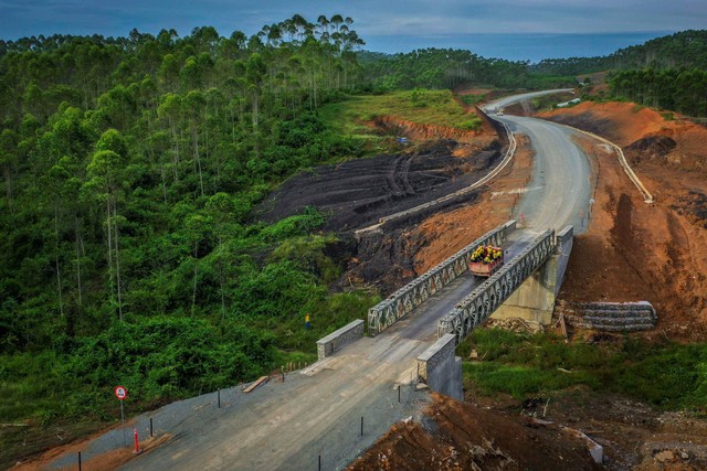 Pekerja konstruksi menaiki truk yang akan membawa ke lokasi proyek di Ibu Kota Nusantara, Penajam Paser Utara, Kalimantan Timur. Foto: Indrianto Eko Suwarso/ANTARA FOTO