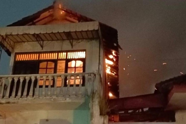 Sebuah rumah terbakar di Jalan Rambutan Barat IV No 11, Kelurahan Lamper Lor, Kecamatan Semarang Selatan pada Sabtu (27/5/2023), dini hari. Foto: Dok. Istimewa