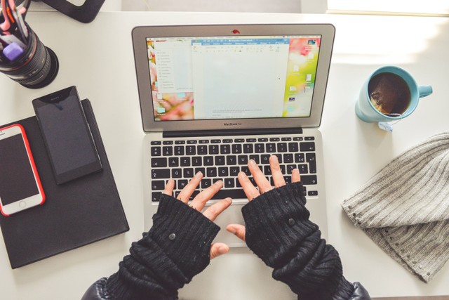 Ilustrasi Cara Menambah Page di Word. Foto: Unsplash/Romain V.