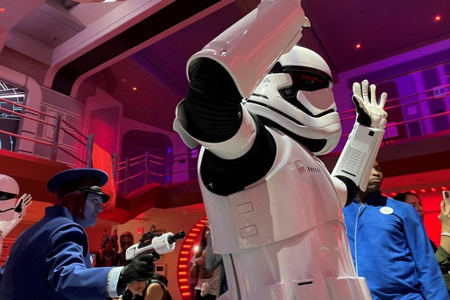 Karakter "Star Wars" tampil di pengalaman Starcruiser baru di Walt Disney World di Orlando, Florida, AS, 24 Februari 2022. Gambar diambil 24 Februari 2022. Foto: Lisa Richwine/REUTERS