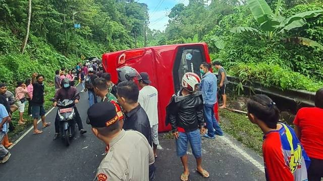 Kondisi bus rombongan WKI GMIM Kota Bitung yang alami kecelakaan di Minahasa.
