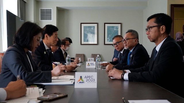 Menteri Perdagangan RI Zulkifli Hasan bertemu dengan Menteri Ekonomi, Perdagangan, dan Industri (METI) Jepang Nishimura Yasutoshi di Detroit, Amerika Serikat, Kamis (25/5/2023). Foto: Biro Humas Kemendagri