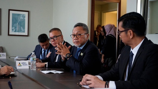 Menteri Perdagangan RI Zulkifli Hasan bertemu dengan Menteri Ekonomi, Perdagangan, dan Industri (METI) Jepang Nishimura Yasutoshi di Detroit, Amerika Serikat, Kamis (25/5/2023). Foto: Biro Humas Kemendagri