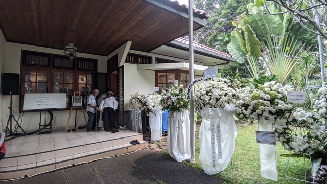 Suasana rumah duka Sarwono Kusumaatmadja di Jalan Balitung III, Kebayoran Baru, Jakarta Selatan, Sabtu (27/5).  Foto: Jonathan Devin/kumparan