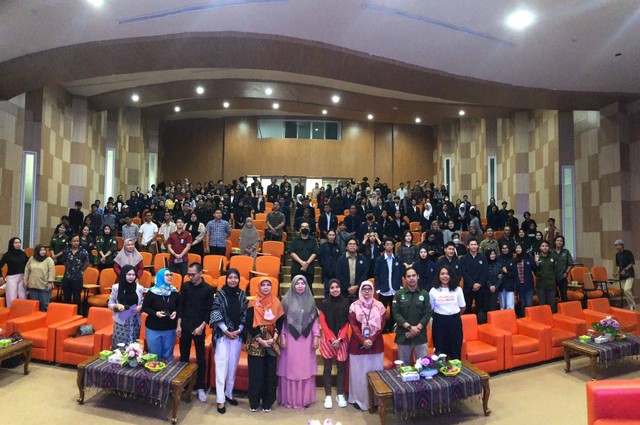 Foto bersama dalam kegiatan pembahasan isu konservasi kelautan dan pesisir di Gedung Konferensi Untan Pontianak. Foto: Dok. Istimewa