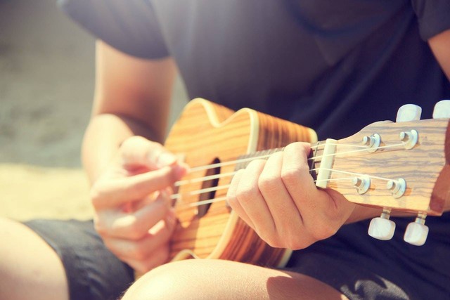 ilustrasi cara menyetem ukulele. Sumber foto: Pexels/Porapak Apichodilok.