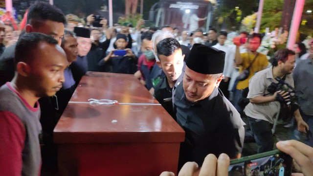 Jenazah Sarwono Kusumaatmadja tiba di rumah duka di Jalan Balitung III, Kebayoran Baru, Jakarta Selatan, Sabtu (27/5). Foto: Jonathan Devin/kumparan