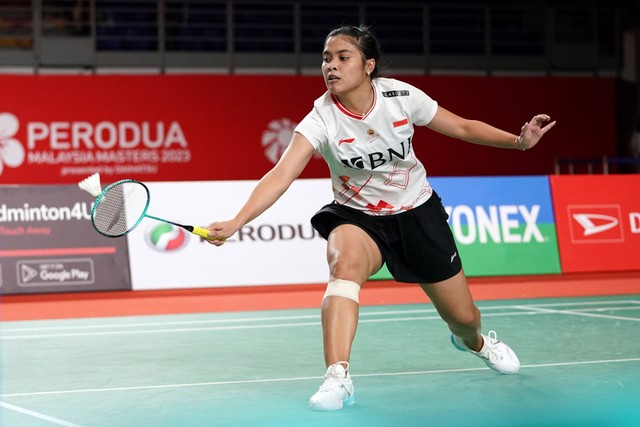 Gregoria Mariska Tunjung beraksi di semifinal Malaysia Masters 2023 di Axiata Arena, Kuala Lumpur, pada 27 Mei 2023. Foto: AP Photo/Kien Huo