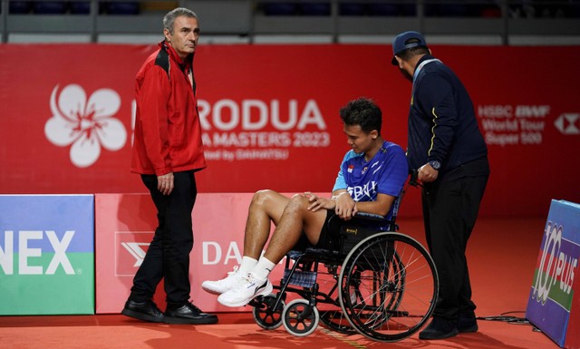 Christian Adinata mengalami cedera di semifinal Malaysia Masters 2023 di Axiata Arena, Kuala Lumpur, pada 27 Mei 2023. Foto: AP Photo/Kien Huo