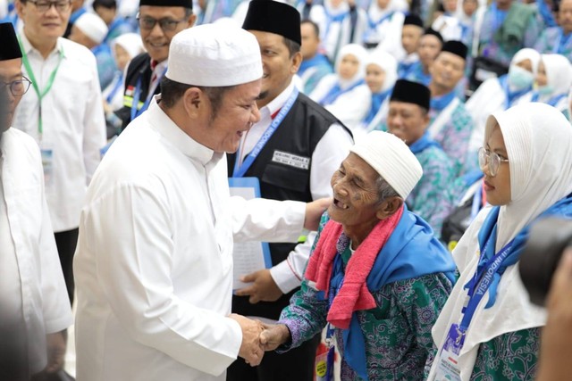 Gubernur Sumsel Herman Deru saat melepas keberangkatan jemaah calon haji keloter pertama di Asrama Haji Palembang, Foto : Humas Pemprov Sumsel