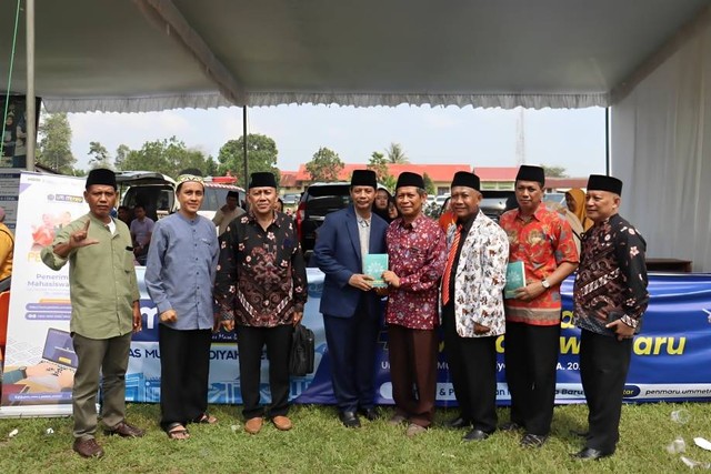 Foto: Dr. Nyoto Terima Buku dari Ketua PWM Lampung, Sumber: Whatsapp