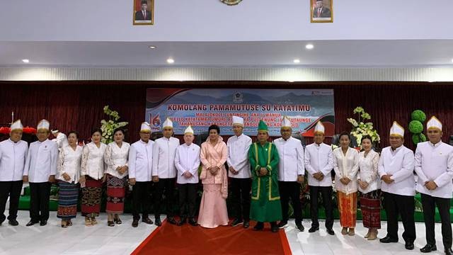 Foto bersama DPRD Kabupaten Sitaro, Bupati dan Wakil Bupati selepas kegiatan Paripurna Istimewa dalam rangka HUT ke-16 Kabupaten Kepulauan Sitaro. 