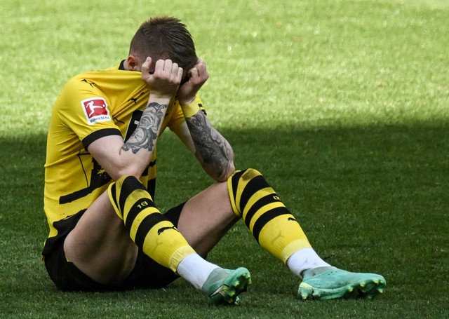 Marco Reus sedih usai laga Borussia Dortmund vs Mainz 05 dalam pekan ke-34 Liga Jerman 2022/23 di Signal Iduna Park pada 27 Mei 2023. Foto: INA FASSBENDER / AFP