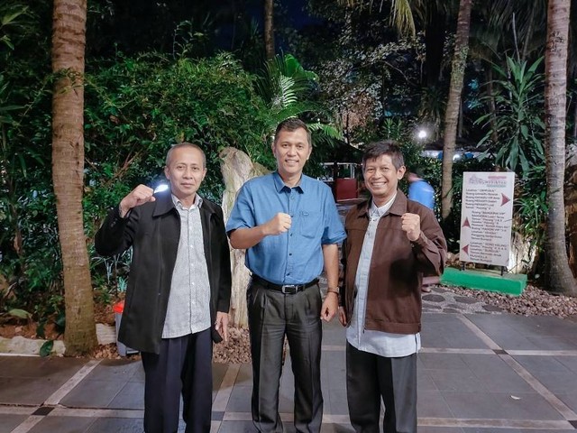 Foto: Dr. Nyoto (Kanan), Prof. Ishaq (Tengah), Purwiro (Kiri), Sumber: Dokumen Pribadi