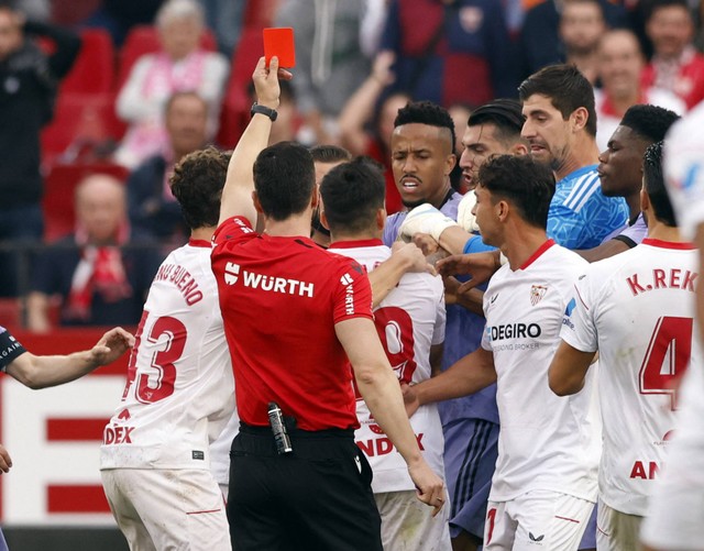 Wasit memberi kartu merah kepada Marcos Acuna saat laga Sevilla vs Real Madrid dalam pekan ke-37 Liga Spanyol di Estadio Ramon Sanchez Pizjuan pada 28 Mei 2023. Foto: REUTERS/Marcelo Del Pozo