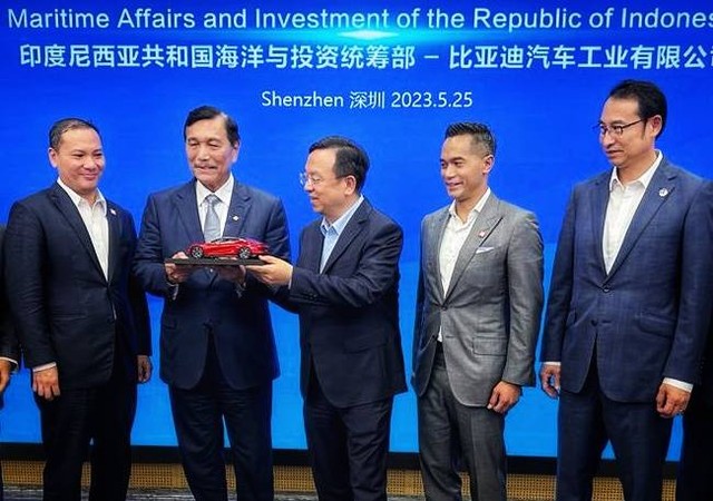 Menteri Koordinator Bidang Kemaritiman dan Investasi, Luhut B. Pandjaitan, menghadiri penandatanganan Nota Kesepahaman antara Republik Indonesia dengan Raksasa Mobil Listrik BYD di Shenzhen, Tiongkok. Foto: Dok. Kemenko Marves