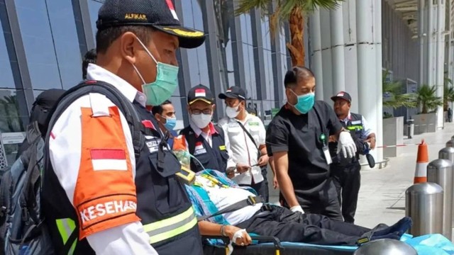 Achmad Suhadak jemaah haji asal Gresik saat penanganan medis di Bandara AMAA Madinah sebelum akhirnya meninggal.  Foto: MCH 2023