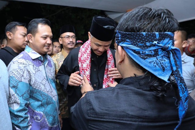 Bacapres 2024 dari PDIP Ganjar Pranowo saat bersafari politik di Banten dalam acara ‘Maiyah Cinta Budaya Nusantara-Banten Jati Diri Indonesia’ di Stadion Maulana Yusuf, Sumurpecung, Kecamatan Serang, Kota Serang, Sabtu (27/5/2023). Foto: Dok. Istimewa