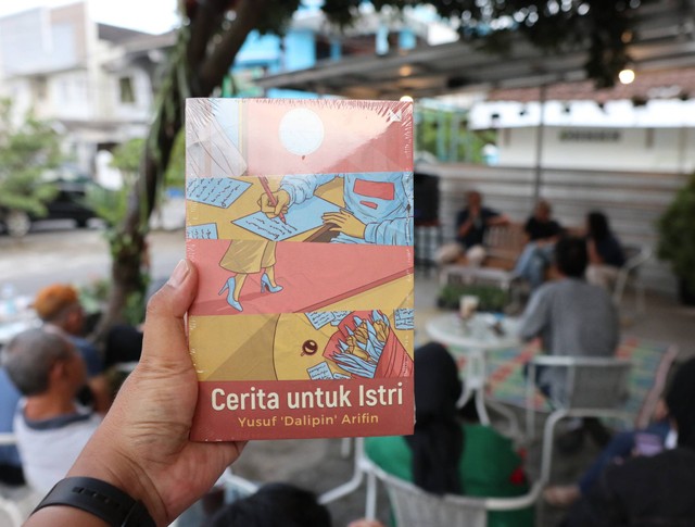 Buku "Cerita untuk Istri" karya Yusuf "Dalipin" Arifin. Dok: M. Rizki/kumparan.