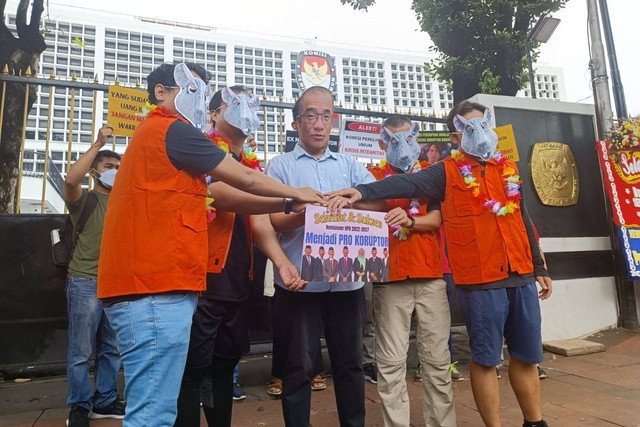 Aliansi Koalisi Kawal Pemilu Berintegritas melakukan aksi teatrikal di depan KPU RI, Minggu (28/5).  Foto: Hedi/kumparan